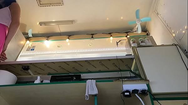 18-letnia dziewczyna pracująca w białych pończochach, perłowych stringach, różowej mini spódniczce i bez stanika za dodatkową gotówkę.MP4