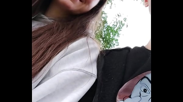 18-letnia randka na tinderze cieszy się ostrym rżnięciem z nieznajomym właśnie spotkanym w parku
