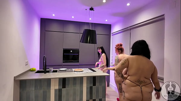 4K PULCHNE DZIEWCZYNY PIZZA JEDZENIE FETYSZ JEDZENIE W TOPLESS G SZNURKA