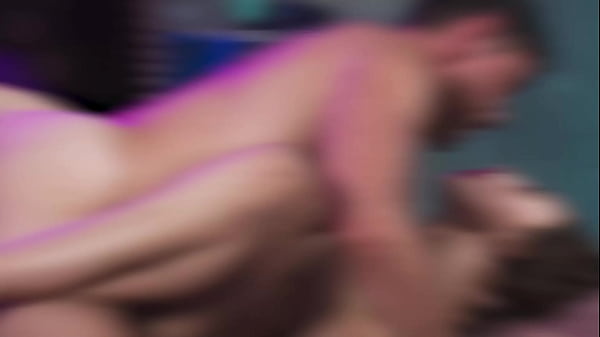 ADULTMOBILE – Niegrzeczna Milf zawarła pakt ze swoimi przyjaciółmi, którzy będą najpierw pieprzyć swoich pasierbów i nie powstrzymują się