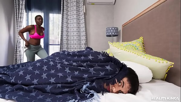 Airhorn Prank zmienia się w Facesitting / Reality Kings