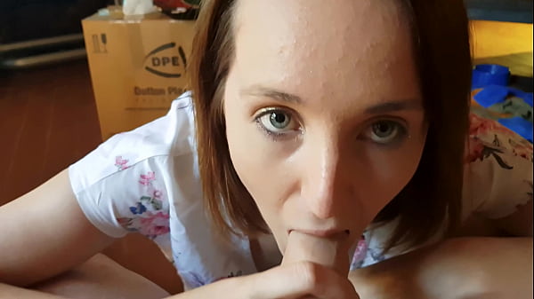 Amatorska brunetka dwukrotnie ssie dużego kutasa i spuszcza się w usta
