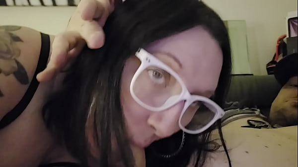 Amatorska gospodyni domowa Candid Sandra wypełnia usta kutasem w tym domowym filmie POV