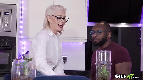 Babcia kocha dużego czarnego kutasa! Gilf AF Hardcore Interracial Granny Porn