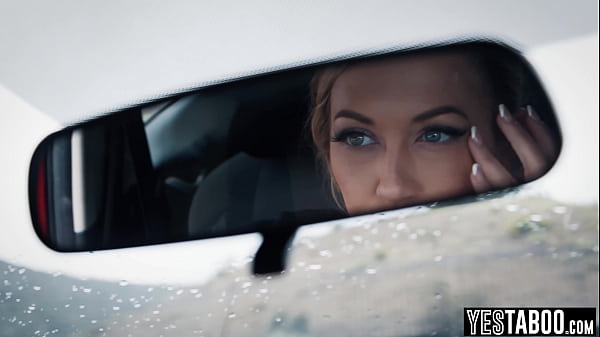 Bezradna drobna blondynka MILF jest rżnięta przez przebiegłego dojrzałego ogiera