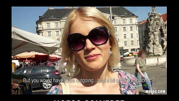 Blond czeska ekshibicjonistka odbija swój idealny tyłek na wielkim kutasie