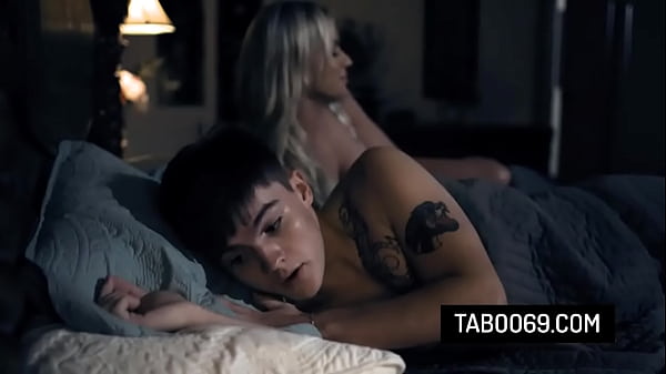 Blond milf macocha Rachael Cavalli uwodzi swojego pasierba w łóżku swoimi dużymi cyckami