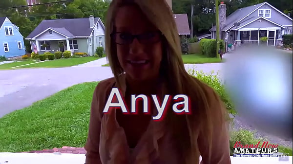 Blonde Horny Hottie Anya cieszy się pieszczotami i dildo pieprzy jej mokrą cipkę!
