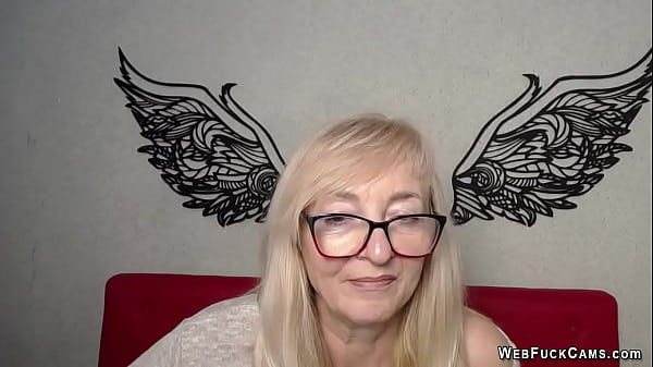 Blondynka amatorka MILF w okularach przed kamerą internetową