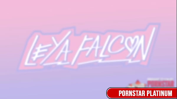 Blondynka PAWG Leya Falcon wypełnia swoje mokre dziurki masłem!