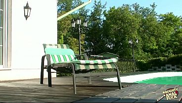 Blondynka upiększa się przy basenie na świeżym powietrzu, gdy pojawia się jej chłopak, by uprawiać seks analny na pieska.