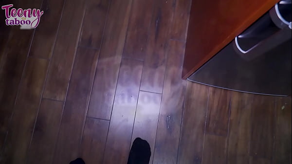 Brit Teen Kitten szuka pracy jako niania i staje się zabawką analną.