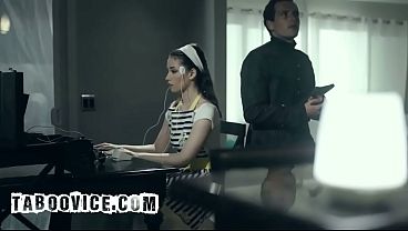 Brunetka-gospodyni domowa zerżnięta przez stróża prawa w dystopijnej przyszłości