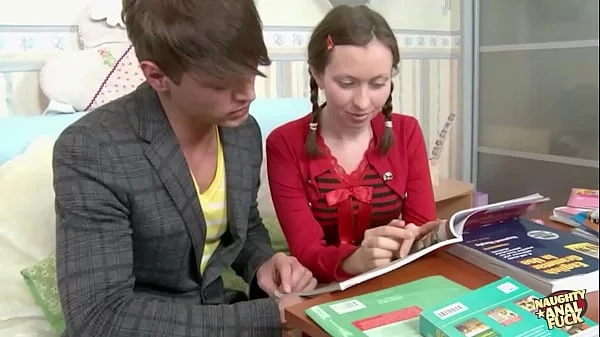 Brunetka i partner do nauki byli znudzeni i napaleni, więc uprawiali seks analny na kanapie