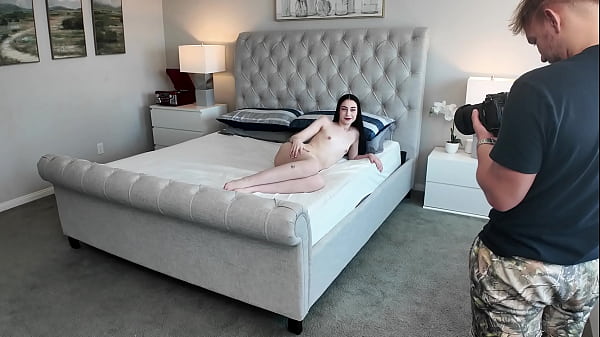 Brunetka pokazuje, jak bardzo kocha kutasa BTS – Dolly Paige