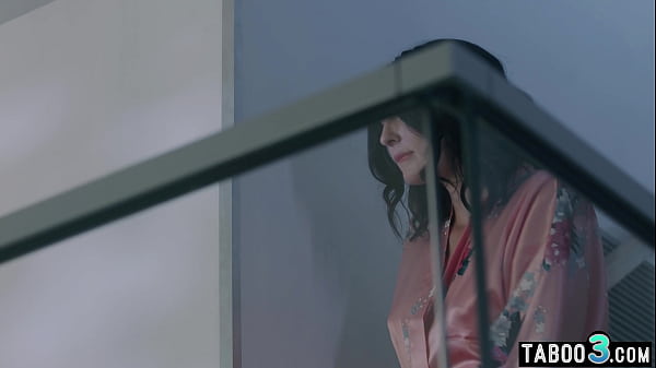 Brunetka z dużymi cyckami Charlotte Sins udowadnia swoją lojalność na dwóch dużych kutasach