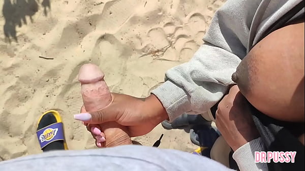 Ciężarna kobieta zostaje porzucona przez męża i masturbuje się z nieznajomym na plaży bez jego wiedzy, dopóki nie wypije całego mleka jak nimfomanka, a nawet pozwala mu dotykać swoich dużych piersi.