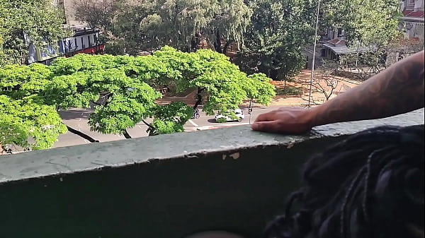 Ciężarna Wish wspięła się na balkon 9. piętra i zawisła na włosku.