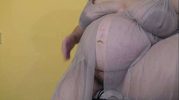Ciężarna żona MILF staje się bardzo napalona i zaczyna masturbować swoją owłosioną cipkę i fantazjować o surowych kremach