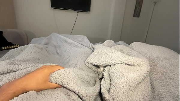creampie w mojej współlokatorce – pieprzyłem jej tyłek, gdy oglądała anime, i nie mogłem się powstrzymać i doszedłem w jej cipce