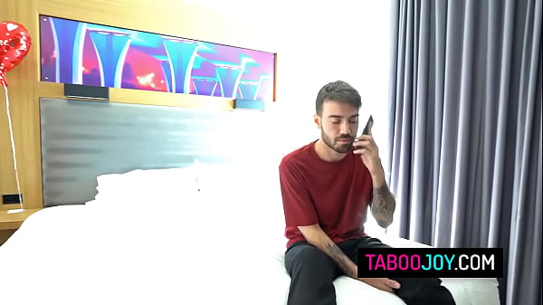 Curvy milf macocha Richelle Ryan pieprzy się ze swoim pasierbem na Walentynki