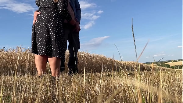 Dojrzała teściowa w seksownej sukience zmusza zięcia do spermy, podczas gdy jego żona tego nie widzi
