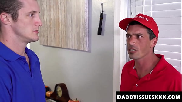 Dwóch dżentelmenów i ich urocze pasierbice, Mackenzie Mace i Sia Lust, angażują się w dziki seks z udziałem całej czwórki.