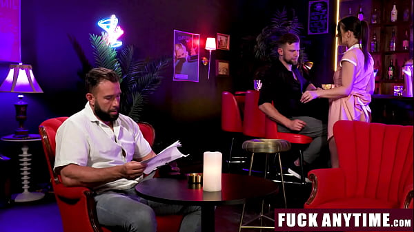 E Girls zajmują się jego kutasem, aż w końcu zostaje potraktowany specjalnością The House – Fuckanytime