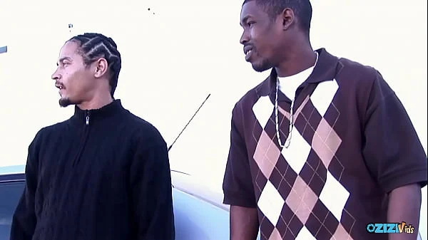 Ebony hottie sprawia, że długi kutas znika w jej ogolonej cipce