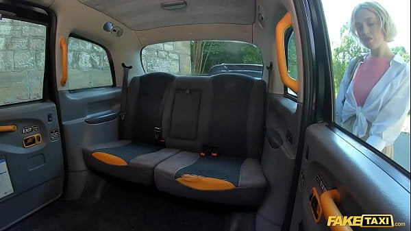 Fake Taxi Blonde dostaje ostre szybkie rżnięcie wewnątrz i na zewnątrz taksówki