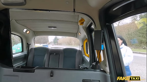 Fake Taxi Cock Hungry MILF Fucked głęboko w dupę