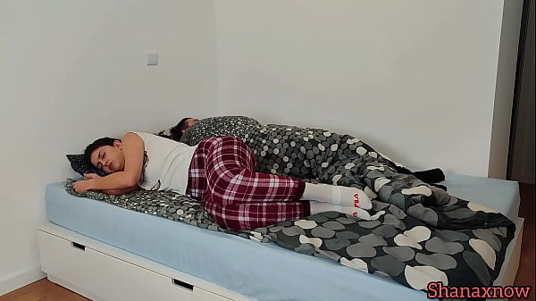 FETYSZ STÓP BRUNETKA SSĄCA PALEC U NOGI RANO SHANAXNOW