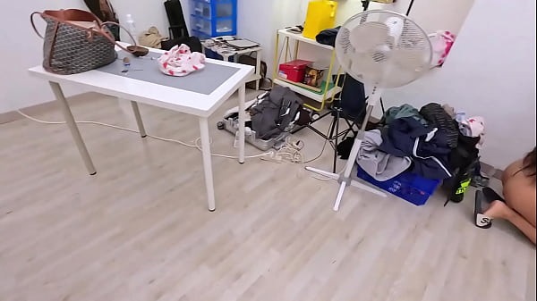 Gang Bang zaimprowizowany z bardzo napaloną Angielką, która zaczyna pieprzyć kamerzystę i jego asystenta za kulisami, a kończy pieprząc wszystkich w tym samym czasie DP, DAP, DV Kylie Jones.