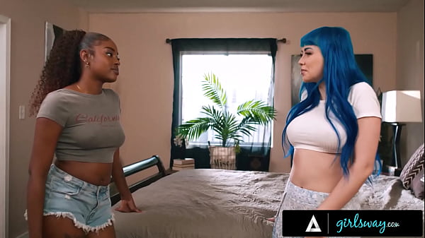 GIRLSWAY – Niegrzeczna Destiny Mira uczy swoją nową współlokatorkę Jewelz Blu jak tryskać!
