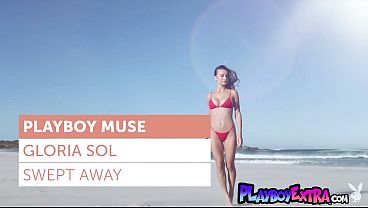 Gloria Sol, drobna ukraińska nastolatka o dużym biuście, pozuje nago na plaży