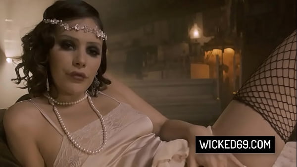 Gorąca brunetka pokazuje swoją seksowną garderobę i jęczy podczas ostrego rżnięcia