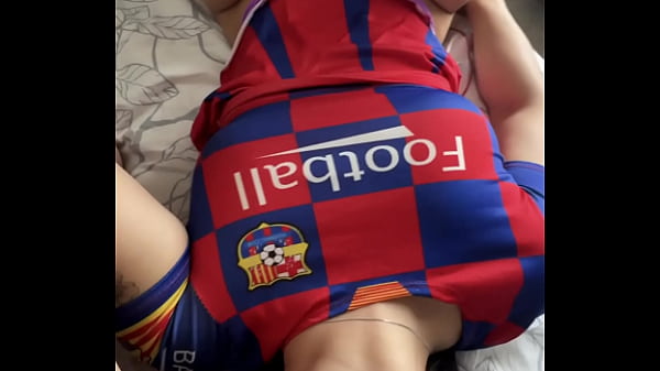 Gorąca cheerleaderka z dużym tyłkiem pieprzy dwa kutasy