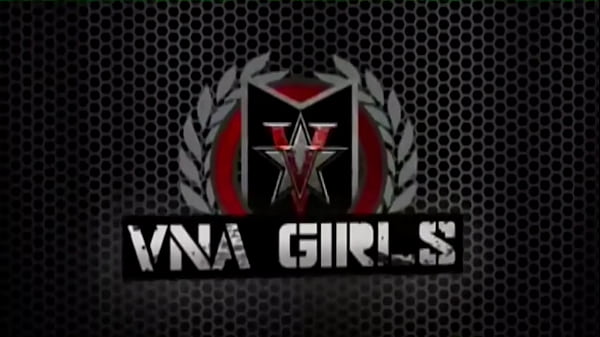 Gorąca Girlboss Vicky Vette rozbiera się do naga i masturbuje w biurze!