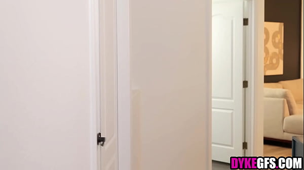 Gorąca lesbijka MILF liżąca cipkę GF przyrodniego brata
