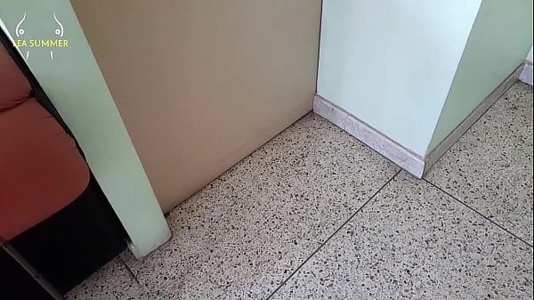 Gorąca macocha bardzo się brudzi i dotyka swojej mokrej cipki i tryska na łóżko pasierba