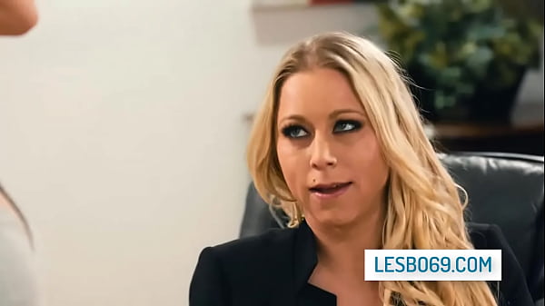 Gorąca nastolatka ma lesbijski trójkąt ze swoją macochą i szefową – Katie Morgan, Emma Hix, Becky Bandini