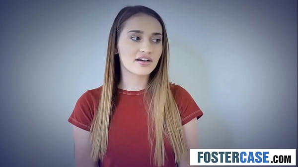 Gorąca nastolatka uczy się zasad w ostrym FFM z cycatą macochą i ojczymem