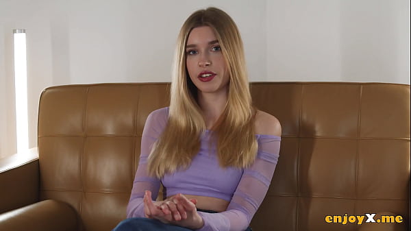 Gorące lesbijki Freya i Anastasia całują się, liżą i wiercą zabawkami – niegrzeczny seks!