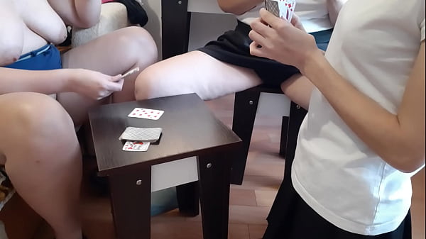 Gra w karty zakończona lesbijskim trójkątem domowej roboty