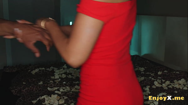 Hardcorowa latynoska gwiazda branży porno Selva Lapiedra prezentuje swoją futrzaną pochwę i ciasne tylne drzwi dla niecierpliwego kutasa Jesusa Reyesa.