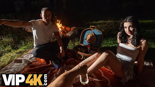 HUNT4K. Seksowna chuda brunetka nie dba o swojego BF i robi niechlujnego loda nieznajomemu