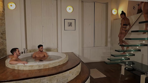 Jacuzzi zamienia się w dziką orgię – hardcorowy seks grupowy bez ograniczeń