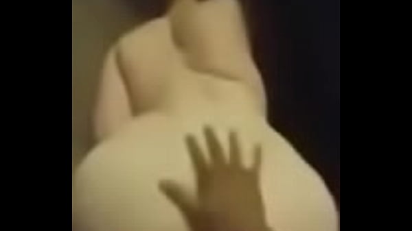 Jade przewróciła się na podłogę na swoich przyjaciół