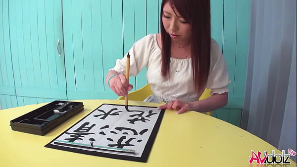 Japonka Renka Shimizu pieprzy swoją cipkę wibratorem, bez cenzury.