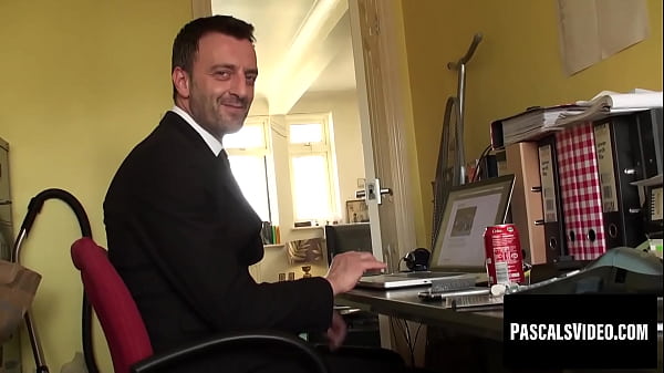 Kimmie Fox jest nieśmiałą dziewczyną, która ma zamiar odbyć najbardziej hardkorową sesję ssania kutasa i rżnięcia w swoim życiu.